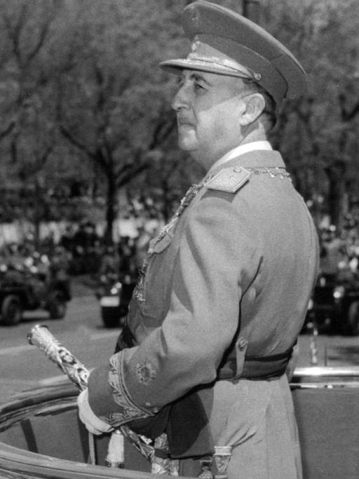 General Franco nimmt 1959 von der Tribüne des Präsidentenpalastes in Madrid eine Parade ab.