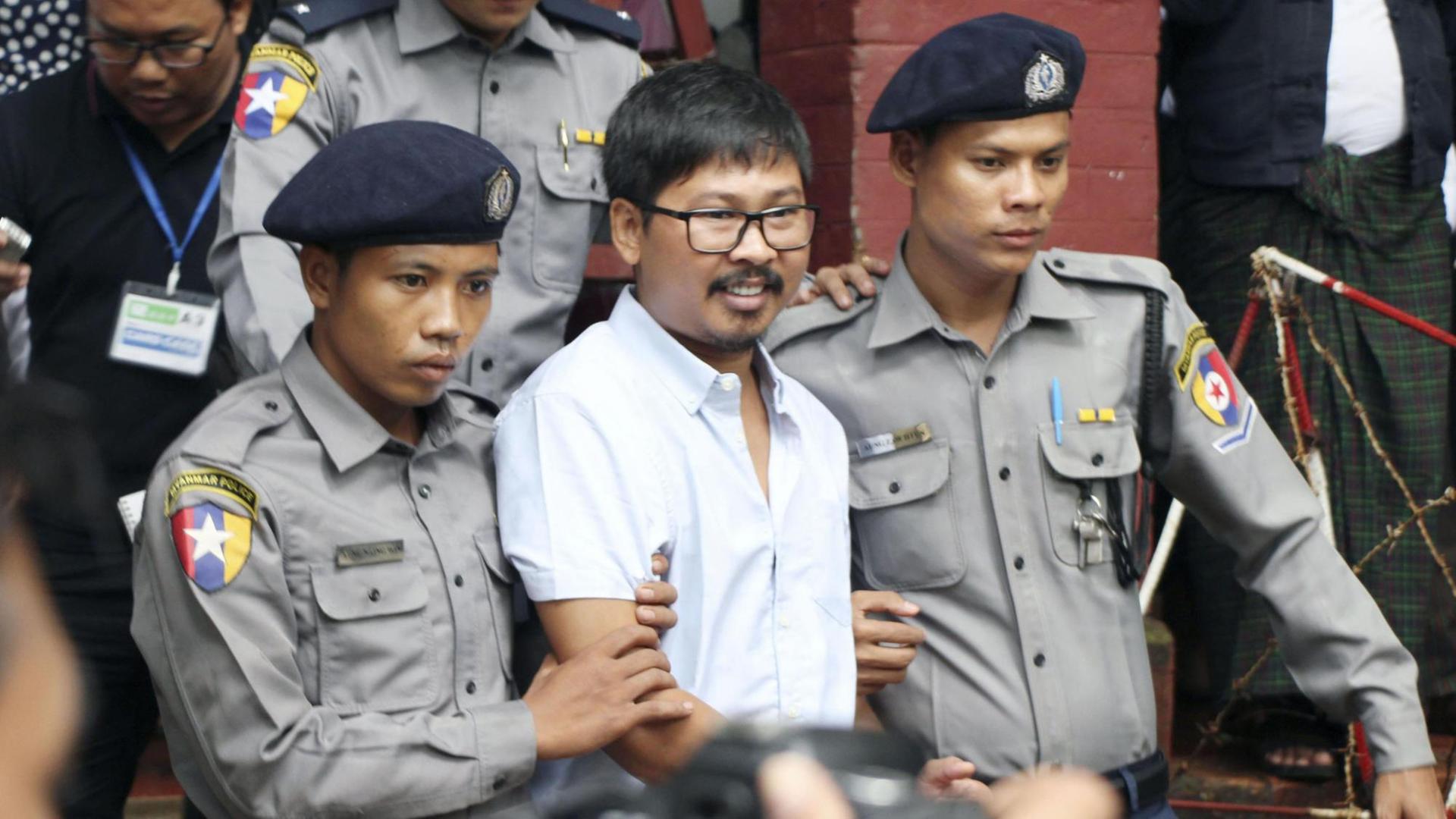 ©Kyodo/MAXPPP - 09/07/2018 ; Reuters journalist Wa Lone (C) leaves a district court in Yangon on July 9, 2018 after being charged with another journalist Kyaw Soe Oo under the Official Secrets Act for illegally obtaining classified military documents that exposed extrajudicial killings of Rohingya Muslims by the military in Rakhine State. (Kyodo) ==Kyodo Foto: MAXPPP | ©Kyodo/MAXPPP - 09/07/2018 ; Reuters journalist Wa Lone (C) leaves a district court in Yangon on July 9, 2018 after being charged with another journalist Kyaw Soe Oo under the Official Secrets Act for illegally obtaining classified military documents that exposed extrajudicial killings of Rohingya Muslims by the military in Rakhine State. (Kyodo) ==Kyodo Foto: MAXPPP |