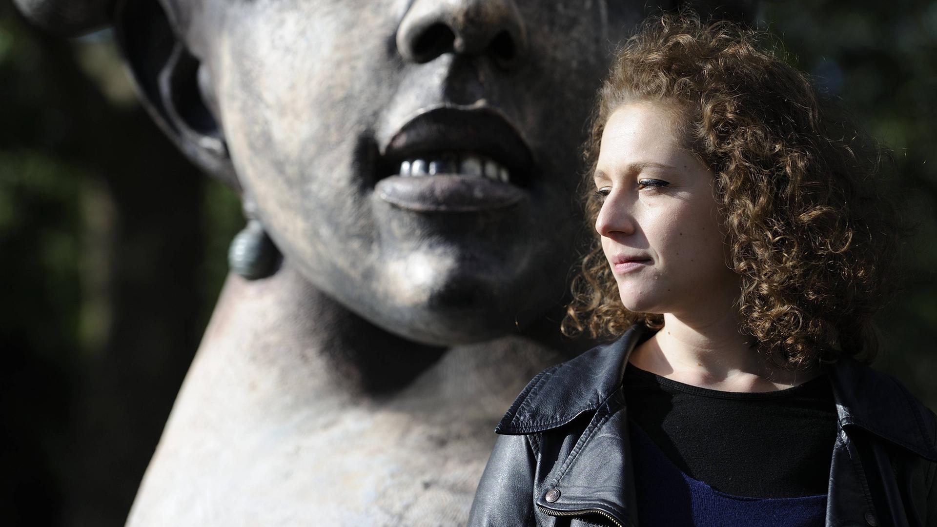 Marianna Salzmann ist Hausautorin am Maxim Gorki Theater, aufgenommen vor der "Muse 90" von Jürgen Goertz in Karlsruhe. Marianna Salzmann ist Hausautorin am Maxim Gorki Theater, aufgenommen vor der "Muse 90" von Jürgen Goertz in Karlsruhe.