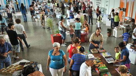 Besucher auf der Buchmesse in Havanna (Archivbild 2012)