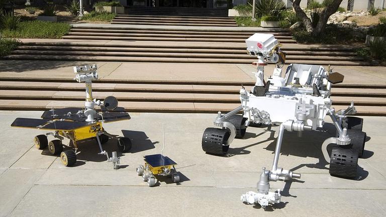 Auf dem Mars eingesetzte Rover: In der Mitte Sojourner, links Spirit/Opportunity, rechts Curiosity. Auf dem Mars eingesetzte Rover: In der Mitte Sojourner, links Spirit/Opportunity, rechts Curiosity.