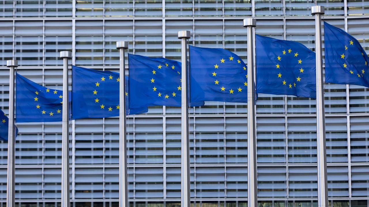 Europafahnen vor dem Gebäude der Europäischen Kommission, Berlaymont Gebäude, Brüssel. Europafahnen vor dem Gebäude der Europäischen Kommission, Berlaymont Gebäude, Brüssel.