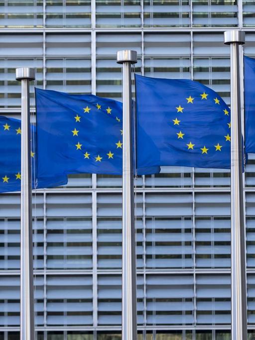 Europafahnen vor dem Gebäude der Europäischen Kommission, Berlaymont Gebäude, Brüssel.