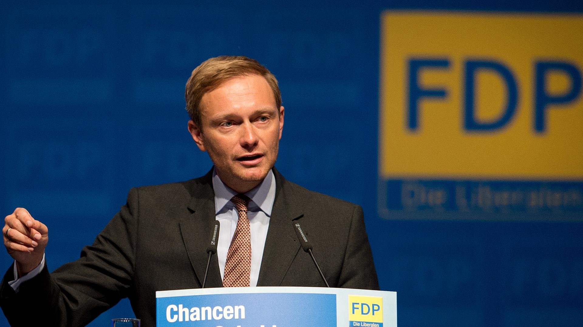 FDP-Chef Christian Lindner am Rednerpult, im Hintergrund der Schriftzug FDP
