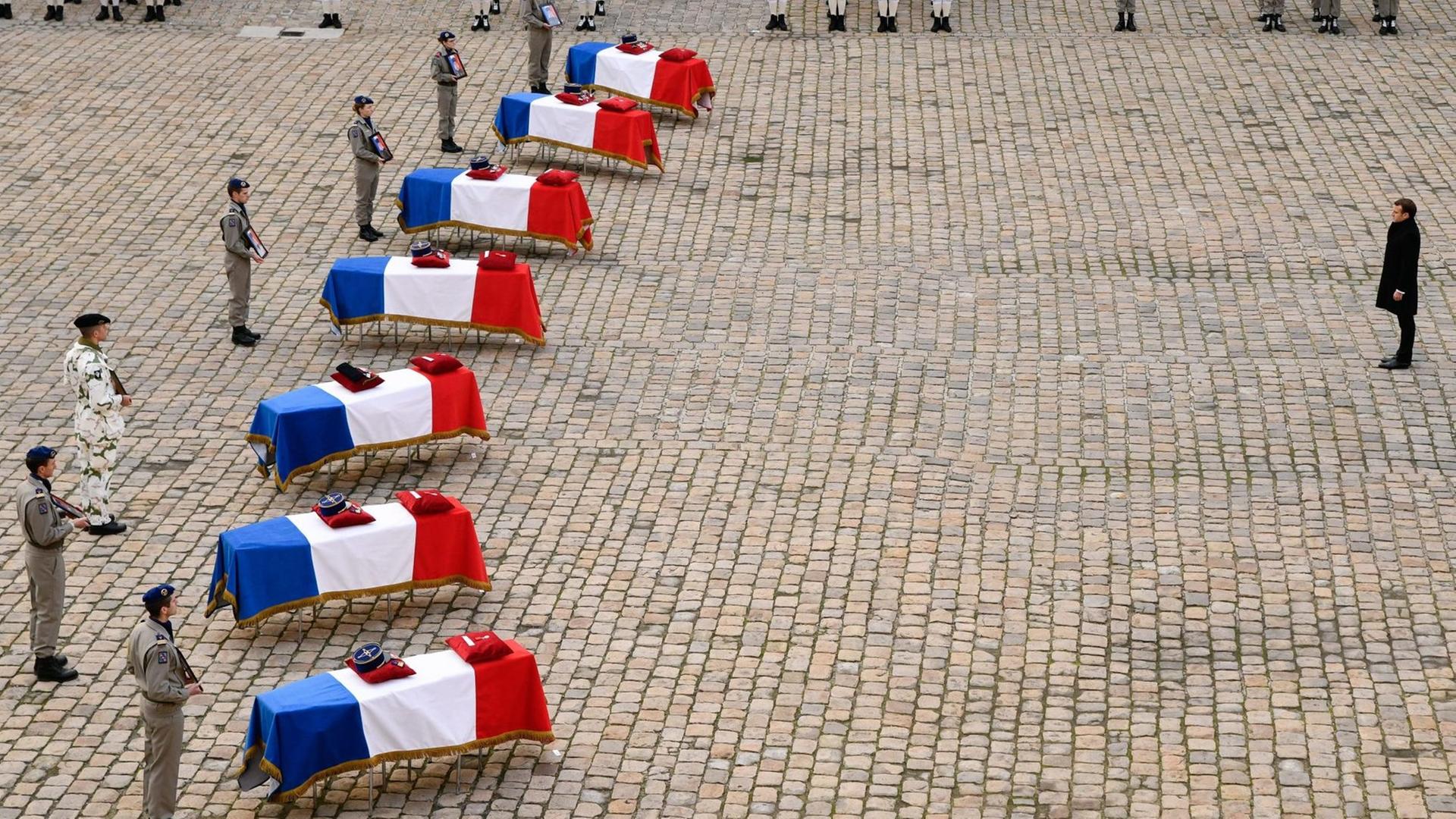 Die Särge von französischen Soldaten, die ím Einsatz der "Operation Barkhane" in Mali gefallen sind, stehen am 12. Februar 2019 mit Nationalfarben bedeckt im Hof des Hotel des Invalides in Paris.