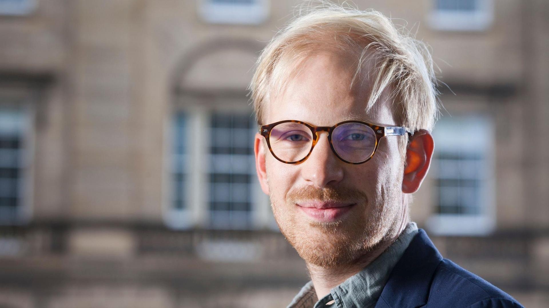 Rutger Bregman vor einer Hausfassade Rutger Bregman vor einer Hausfassade