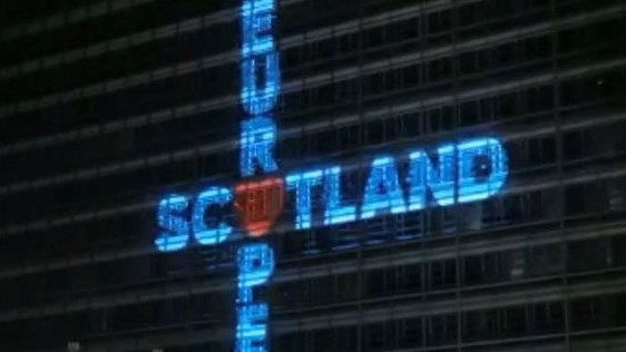 Das Gebäude der EU-Kommission in Brüssel mit der Leuchtschrift "Europa loves Scotland"