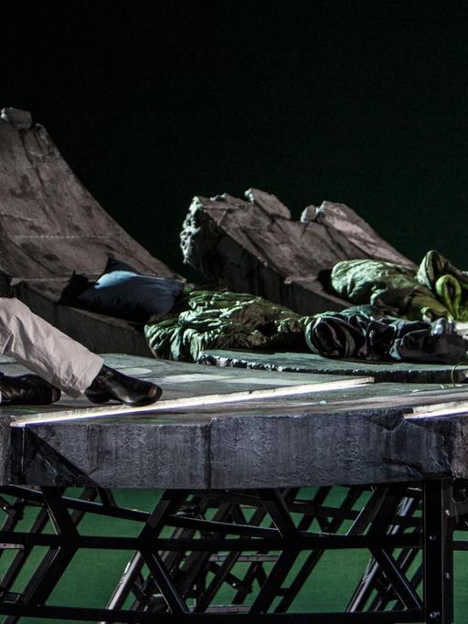 Kris Kelvin (Nikolay Borchev) und die Baboon (Qiulin Zhang) in "Solaris" nach Stanislaw Lems Roman an der Oper Köln