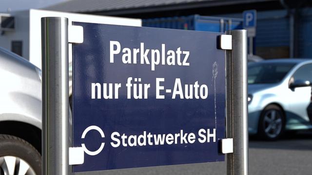 Schleswig, die Stadtwerke SH haben am Schleswiger Stadthafen eine Ladesäule aufgestellt und einen reinen E-Parkplatz geschaffen. Ein gesondertes Schild weist darauf hin, dass an der Stelle nur E-Autos parken dürfen.