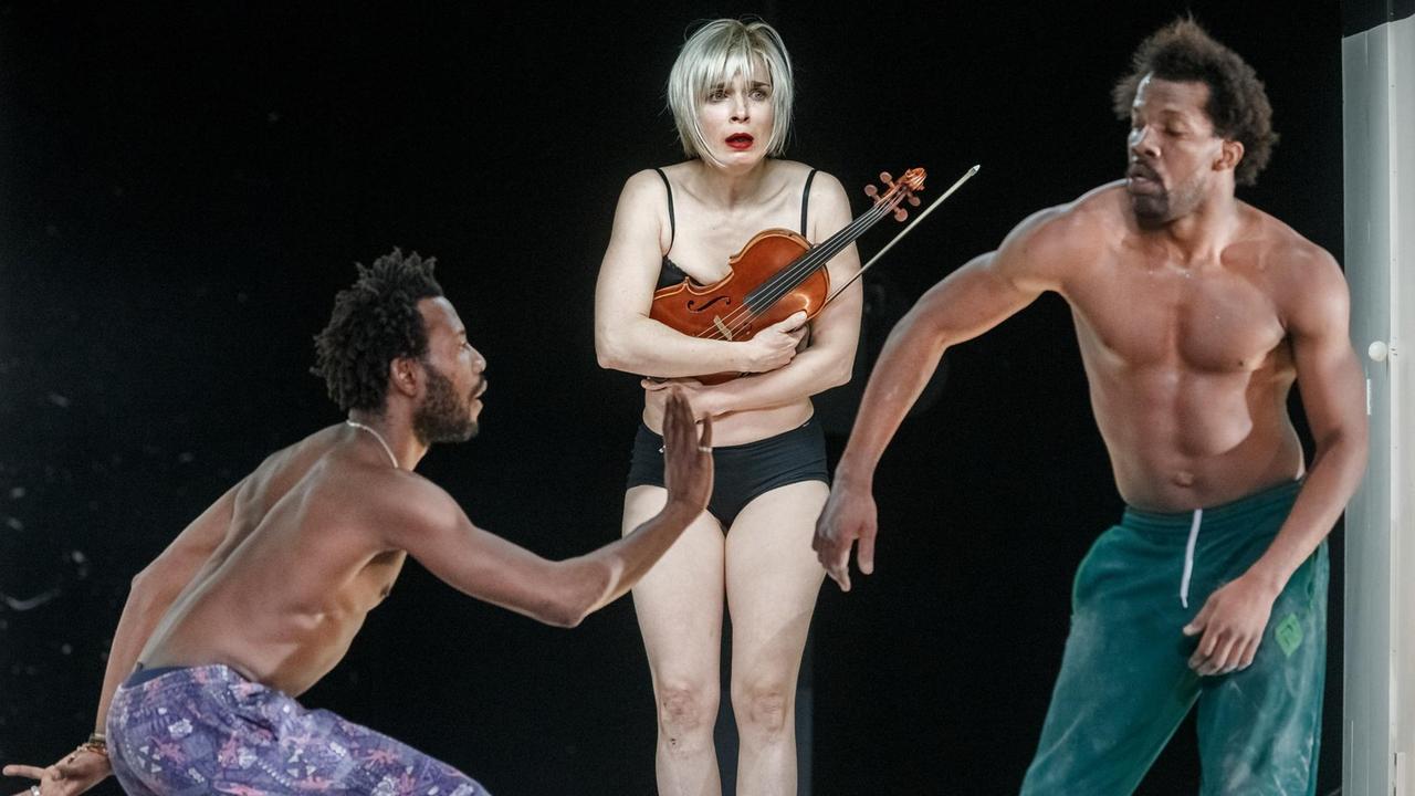 Die Schauspieler Ibrahima Sanogo (lr), Kathrin Welisch und Sayouba Sigue spielen am 03.12.2015 in Hamburg auf der Fotoprobe von «Schiff der Träume». Die Schauspieler Ibrahima Sanogo (lr), Kathrin Welisch und Sayouba Sigue spielen am 03.12.2015 in Hamburg auf der Fotoprobe von «Schiff der Träume».