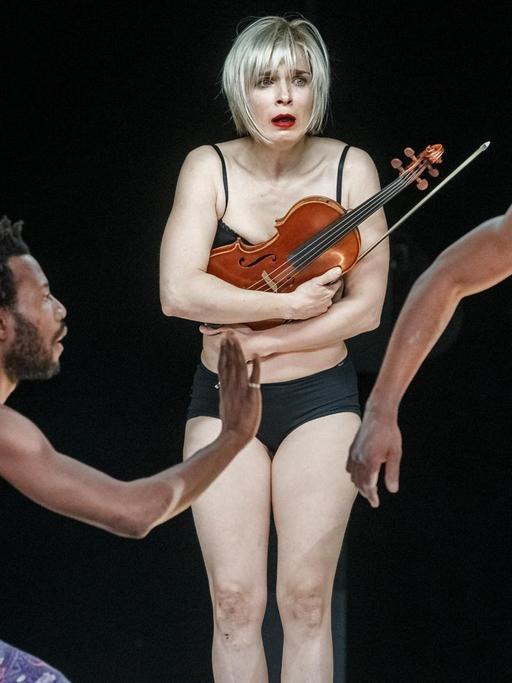 Die Schauspieler Ibrahima Sanogo (lr), Kathrin Welisch und Sayouba Sigue spielen am 03.12.2015 in Hamburg auf der Fotoprobe von «Schiff der Träume».