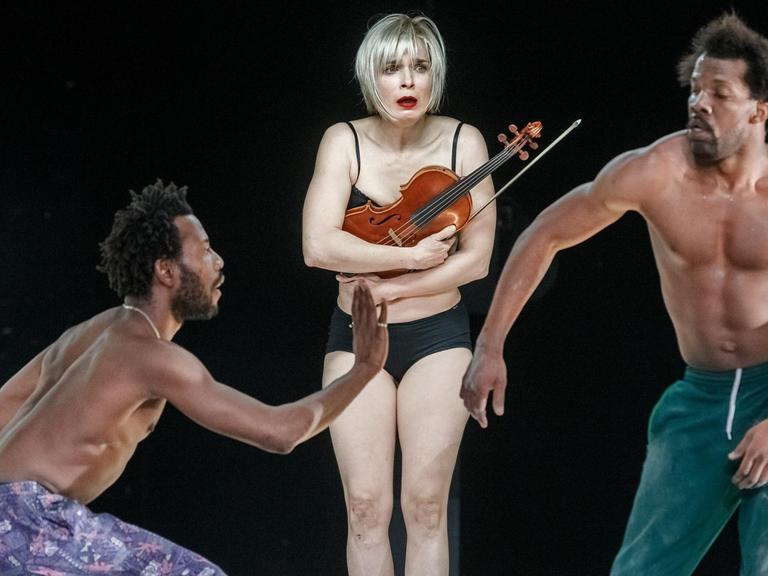 Die Schauspieler Ibrahima Sanogo (lr), Kathrin Welisch und Sayouba Sigue spielen am 03.12.2015 in Hamburg auf der Fotoprobe von «Schiff der Träume».