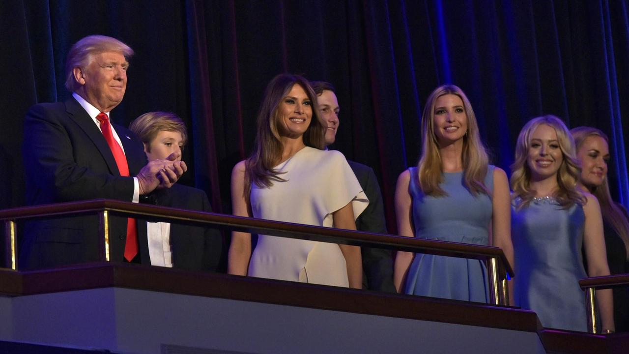 Donald Trump (l). mit seiner Familie in New York nach dem Wahlsieg bei der US-Präsidentschaftswahl. Donald Trump (l). mit seiner Familie in New York nach dem Wahlsieg bei der US-Präsidentschaftswahl.