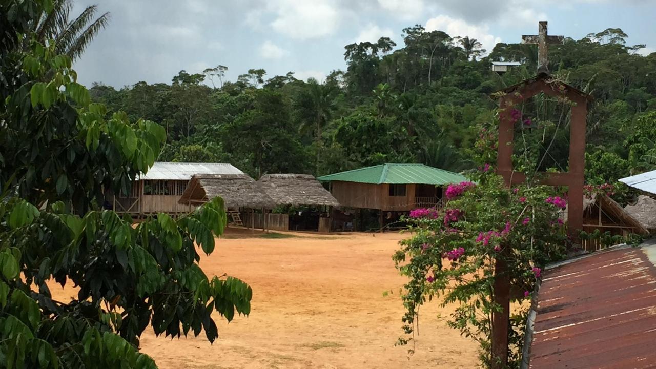 Blick auf das Kitchwa Dorf Sarayaku im ecuadorianischen Amazonasgebiet. Blick auf das Kitchwa Dorf Sarayaku im ecuadorianischen Amazonasgebiet.