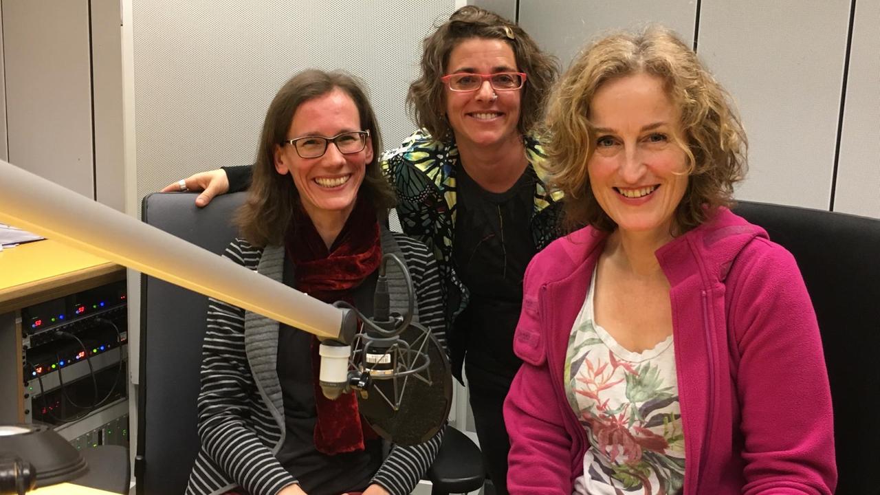Die Büchermarkt-Kritikerinnen Dina Netz, Katja Bohnet und Antje Deistler im DLF-Studio, bei den Aufnahmen zur Krimikolumne im "Büchermarkt". Die Büchermarkt-Kritikerinnen Dina Netz, Katja Bohnet und Antje Deistler im DLF-Studio, bei den Aufnahmen zur Krimikolumne im "Büchermarkt".