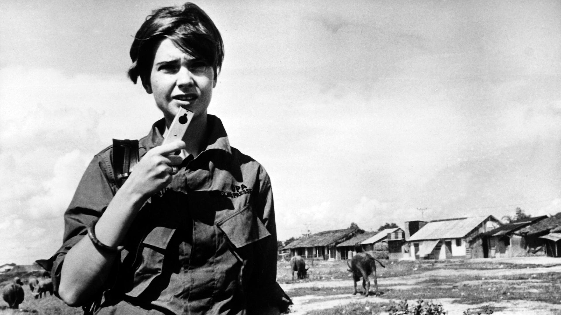 Die deutsche Journalistin Thea Rosenbaum berichtete für die Deutsche Presseagentur vom Kriegsschauplatz Vietnam. Das Bild zeigt sie, wie sie am 20.2.1968 einen Bericht in ihr Mikrofon spricht.