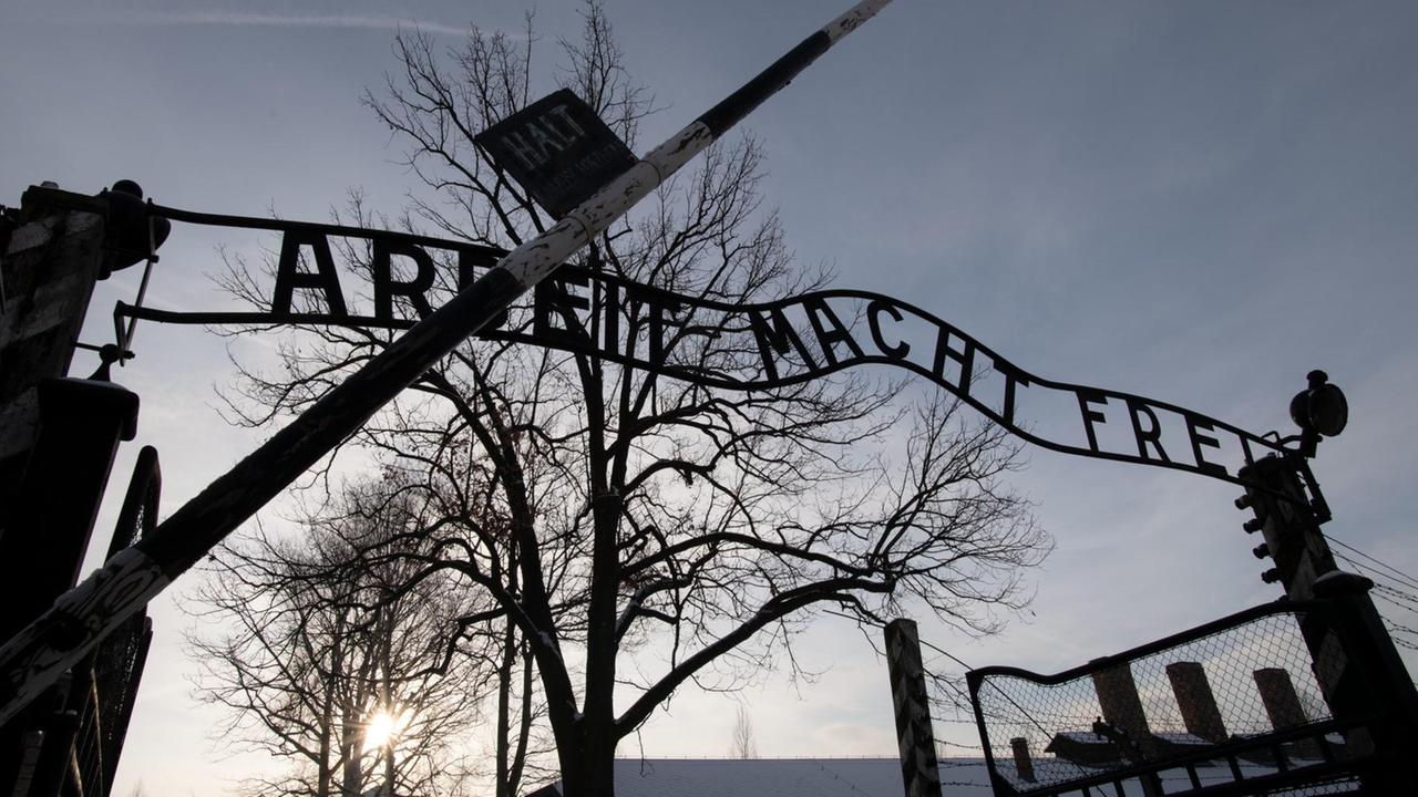 "Arbeit macht frei" steht über einem Tor zum ehemaligen Konzentrationslager Auschwitz. "Arbeit macht frei" steht über einem Tor zum ehemaligen Konzentrationslager Auschwitz.