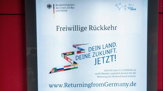 Ein Plakat der Kampagne "Returning from Germany" des Bundesinnenministeriums an der U-Bahn-Station Barmbek in Hamburg