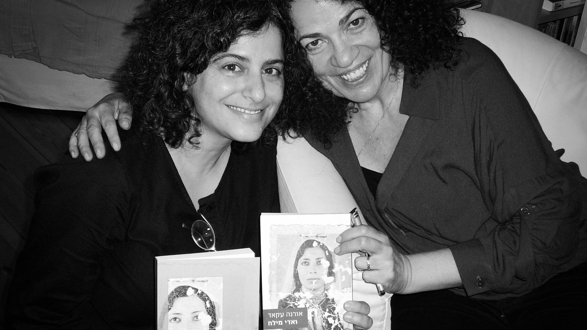 Das Bild zeigt links die Gründerin und Leiterin der "Hebräischen Bücherei" in Berlin Michal Zamir und rechts die Autorin Orna Akad.