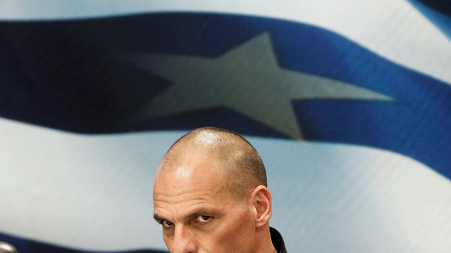 Der griechische Finanzminister Gianis Varoufakis vor einer griechischen Fahne, aufgenommen am 27.01.2015 in Athen.