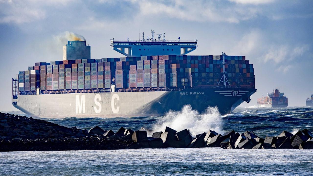 Ankunft der MSC Rifaya in Rotterdam. Das Containerschiff ist das erste Schiff aus der 'Suezfile', dem Stau, in dem die 'Ever Given' tagelang den Suezkanal blockierte. 