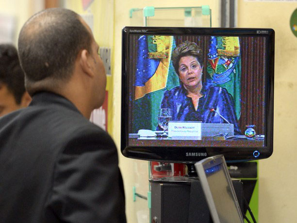 Die brasilianische Regierungschefin Dilma Roussef wendet sich in einer Rede an die Nation, um die aufgeheizte Stimmung im Land abzumilden.