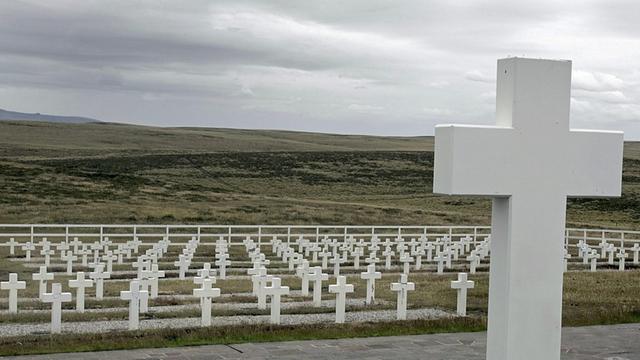 Gräber mit im Falkland-Krieg 1982 getöteten Argentiniern auf dem argentinischen Soldatenfriedhof Darwin