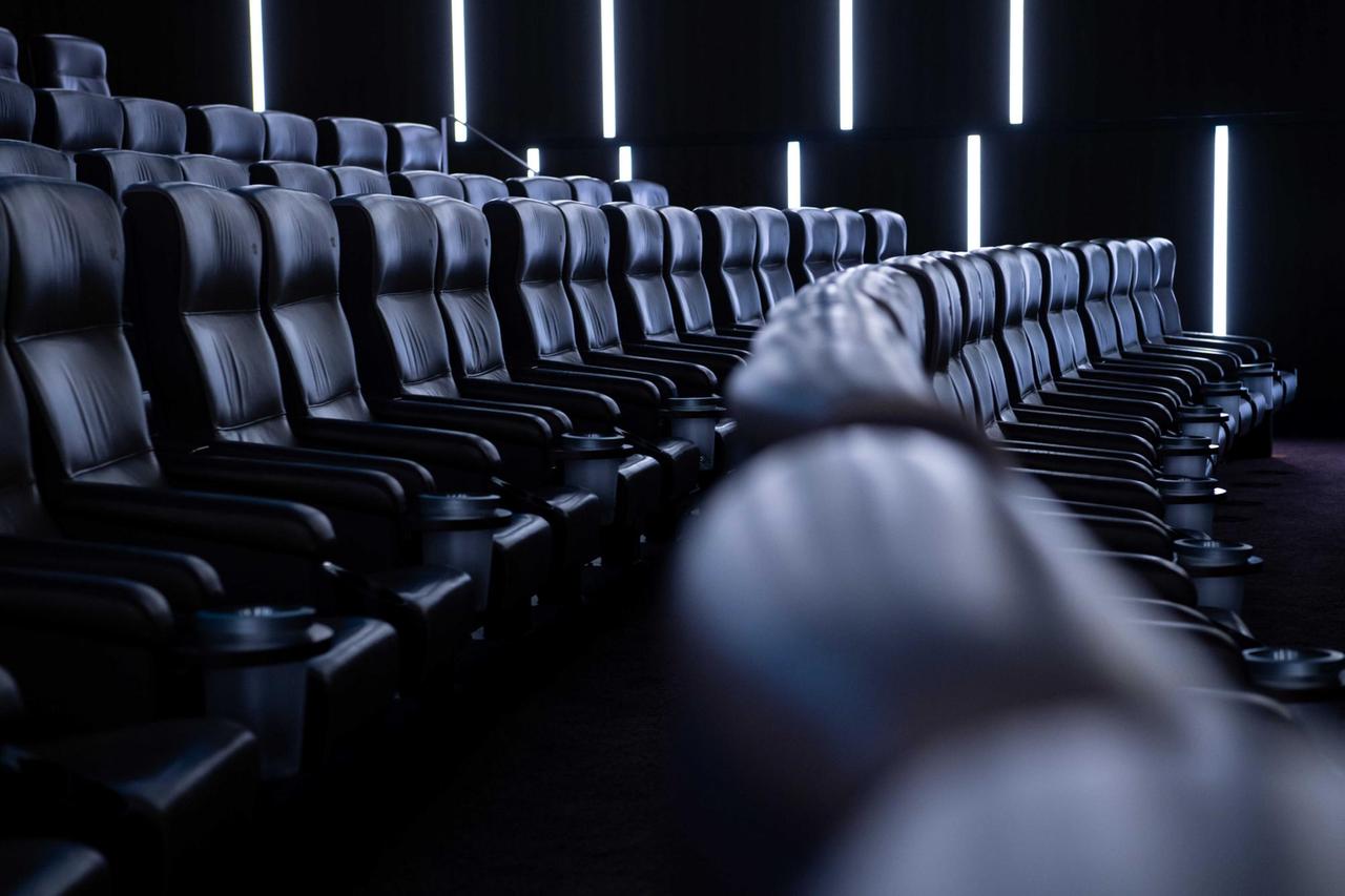 Kinosessel sind im Kinosaal "Arri" in der Astor Film Lounge im Arri zu sehen. Am 01.07.2021 öffnen viele Kinos wieder nach monatelanger Schließung. Darüber hinaus beginnt am selben Tag das Internationale Filmfest München. Kinosessel sind im Kinosaal "Arri" in der Astor Film Lounge im Arri zu sehen. Am 01.07.2021 öffnen viele Kinos wieder nach monatelanger Schließung. Darüber hinaus beginnt am selben Tag das Internationale Filmfest München.