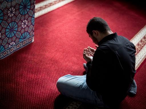 Ein Muslim betet in Hamburg in der Centrums Moschee.