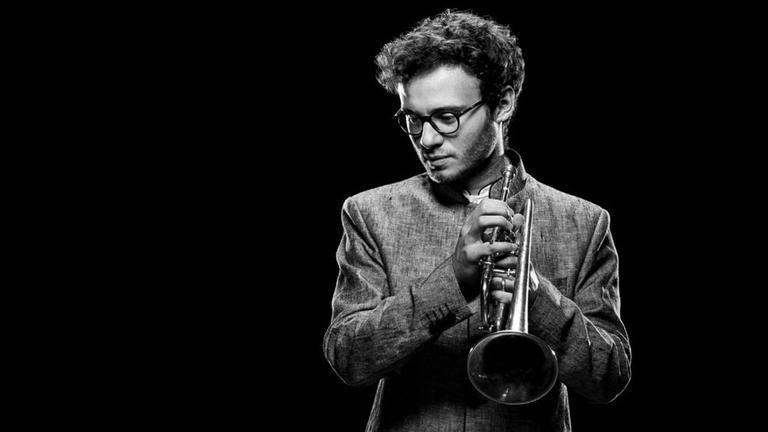 Der Musiker hält sein Instrument. Der Musiker hält sein Instrument.