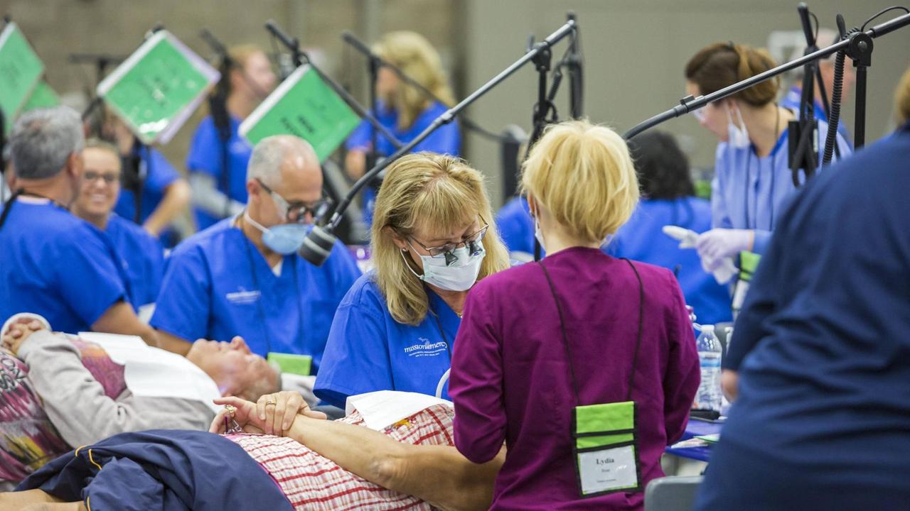 Einige Tausend Menschen erhalten in Warren, Michigan kostenlose Zahnbehandlungen von freiwilligen Zahnärzten in einer Zwei-Tages-Klinik, die von der NGO "Mission of Mercy" organisiert wurde