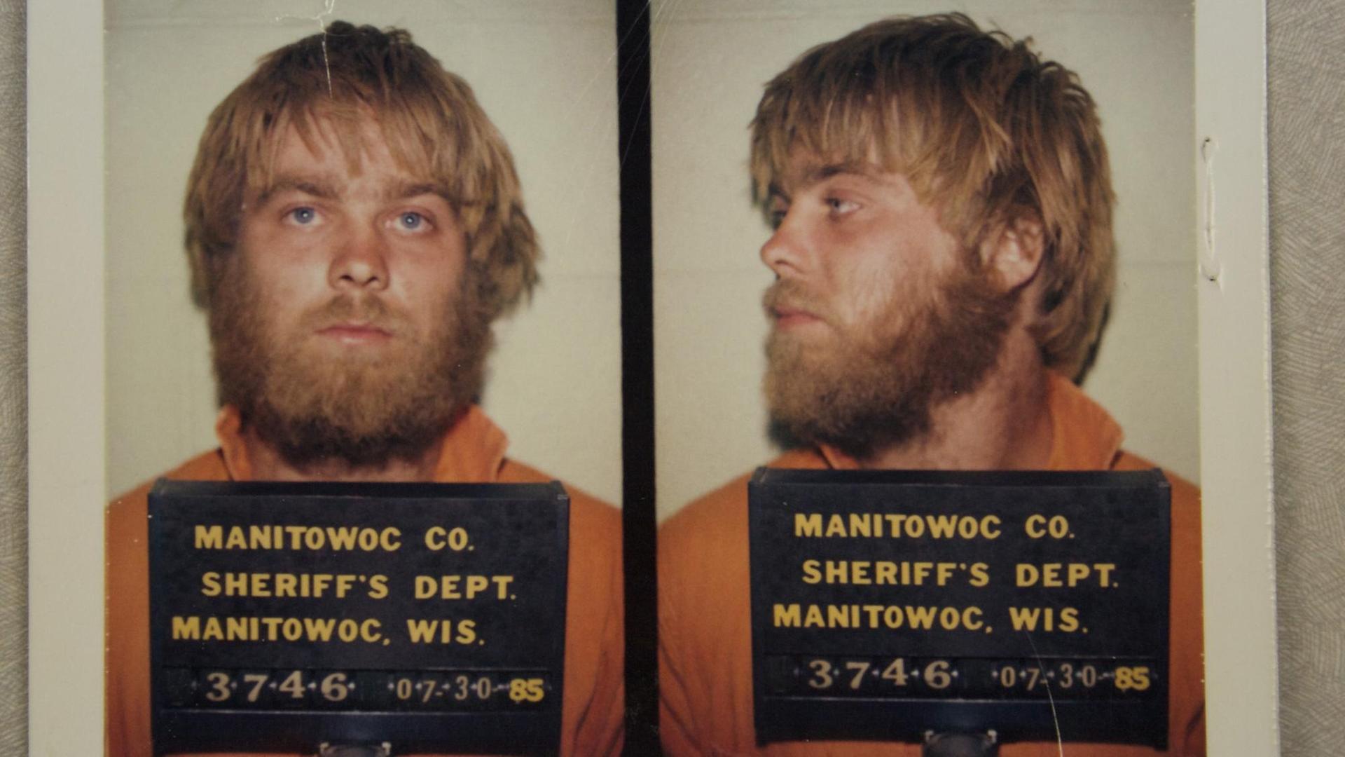 Stephen Avery aus der Netflix-Serie "Making a Murderer" auf einem Polizeifoto mit einem Namensschild ("mugshot")