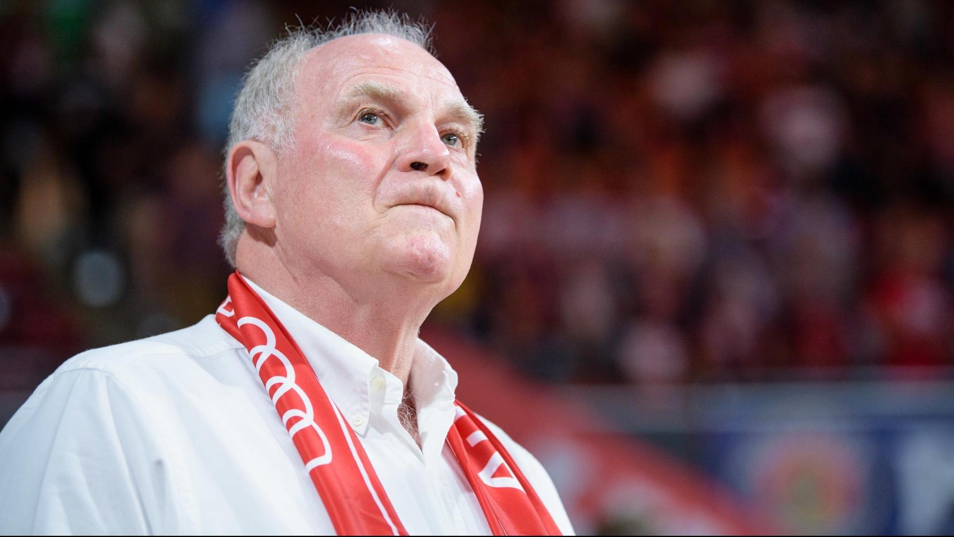 Uli Hoeneß, Vereinspräsident von FC Bayern, steht vor Spielbeginn am Spielfeldrand. Uli Hoeneß, Vereinspräsident von FC Bayern, steht vor Spielbeginn am Spielfeldrand.