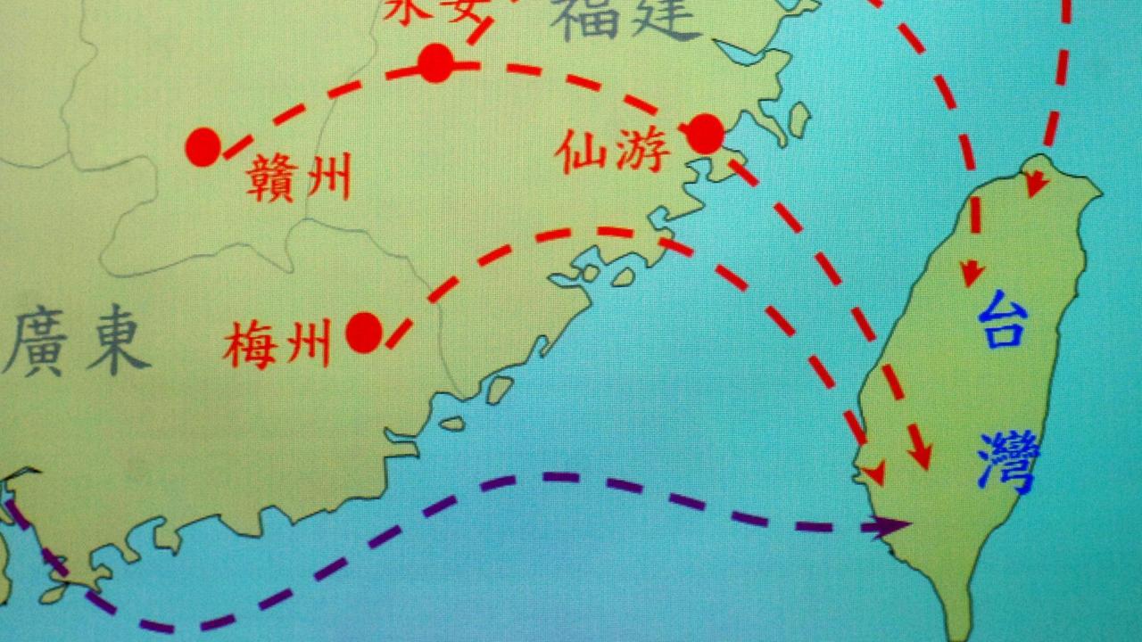 Der Kartenausschnitt zeigt einen Teil der Volksrepublik China und die Insel Taiwan. Die rot gestrichelten Linien sollen Raketen zeigen, die auf Taiwan gerichtet sind. Der Kartenausschnitt zeigt einen Teil der Volksrepublik China und die Insel Taiwan. Die rot gestrichelten Linien sollen Raketen zeigen, die auf Taiwan gerichtet sind.