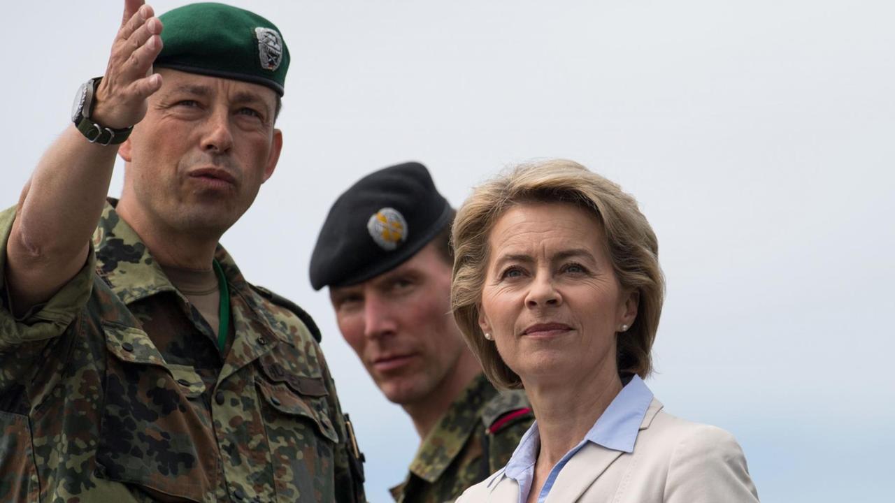 Bundesverteidigungsministerin Ursula von der Leyen (CDU) steht auf einem Truppenübungsplatz neben dem Brigadegeneral Heico Hübner und wartet auf den Beginn eines Manövers (10.6.2017).