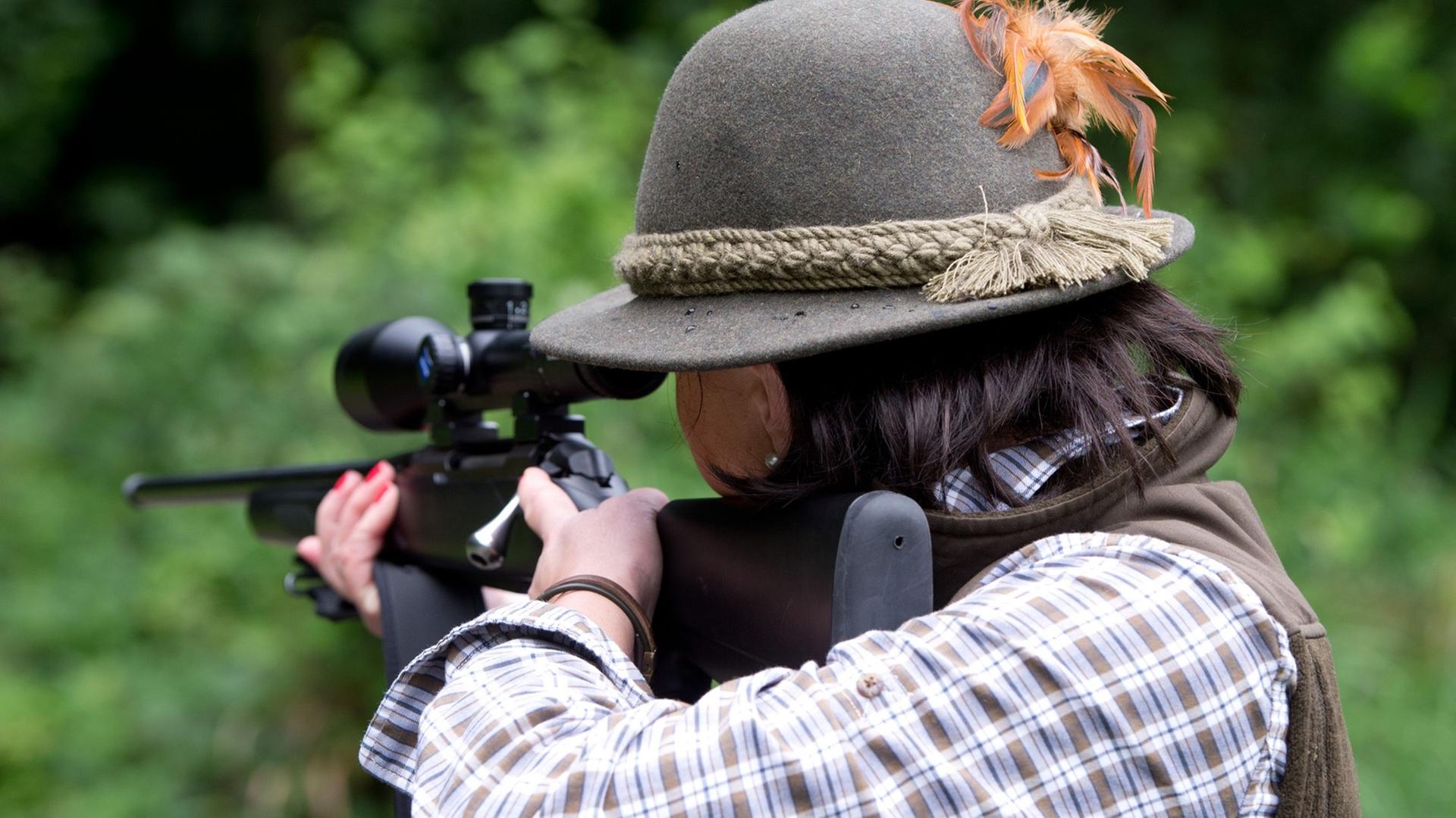 Die Jägerin Andrea Wernick zielt am 27.08.2014 bei Fellbach (Baden-Württemberg) mit einem Jagdgewehr. Die Jägerin Andrea Wernick zielt am 27.08.2014 bei Fellbach (Baden-Württemberg) mit einem Jagdgewehr.