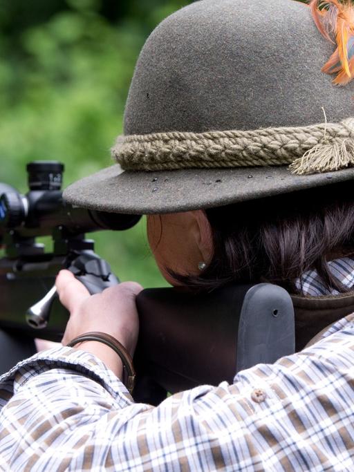 Die Jägerin Andrea Wernick zielt am 27.08.2014 bei Fellbach (Baden-Württemberg) mit einem Jagdgewehr.
