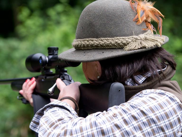 Die Jägerin Andrea Wernick zielt am 27.08.2014 bei Fellbach (Baden-Württemberg) mit einem Jagdgewehr.