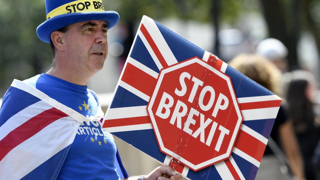 Ein Demonstranten hält ein "No Brexit"-Plakat.