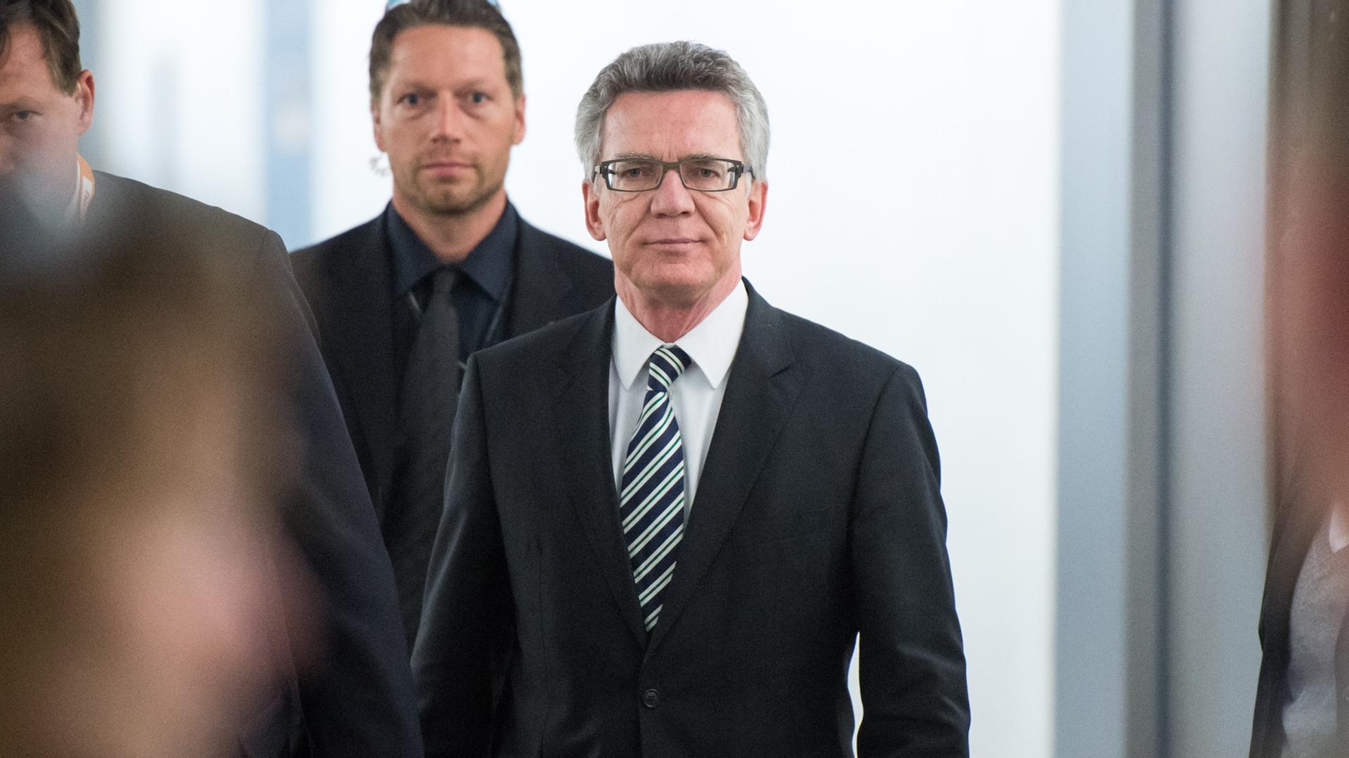 Bundesinnenminister Thomas de Maiziere (CDU) kommt am 06.05.2015 nach seiner Aussage vor dem Geheimdienst-Kontrollgremiums des Deutschen Bundestages in Berlin aus dem Sitzungssaal.