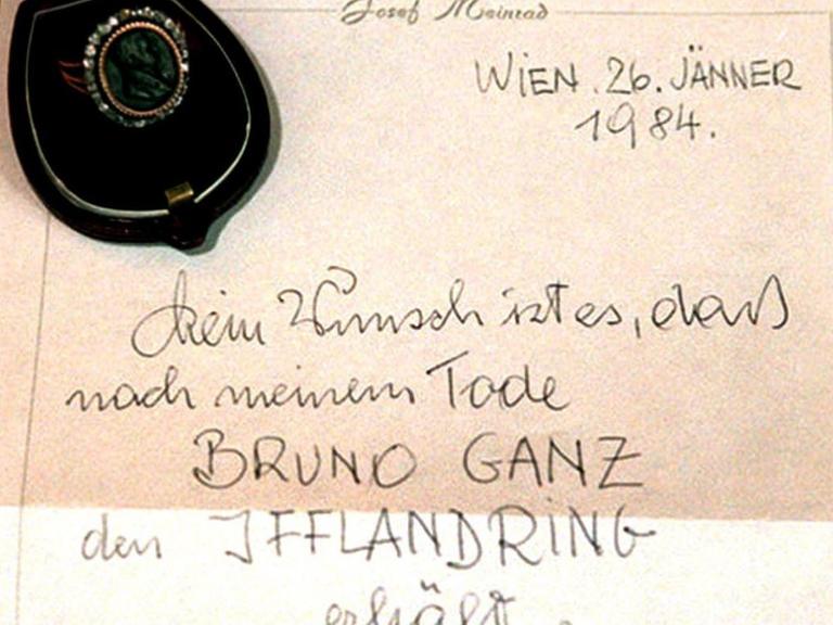 Das Bild zeigt das vom Burgschauspieler Josef Meinrad am 26.Januar 1984 verfaßte Testament über die Weitergabe des Iffland-Rings nach seinem Tod. Darin steht: "Mein Wunsch ist es, daß nach meinem Tode BRUNO GANZ den IFFLANDRING erhält. Josef Meinrad". Links oben, der Ring in einer Schatulle.