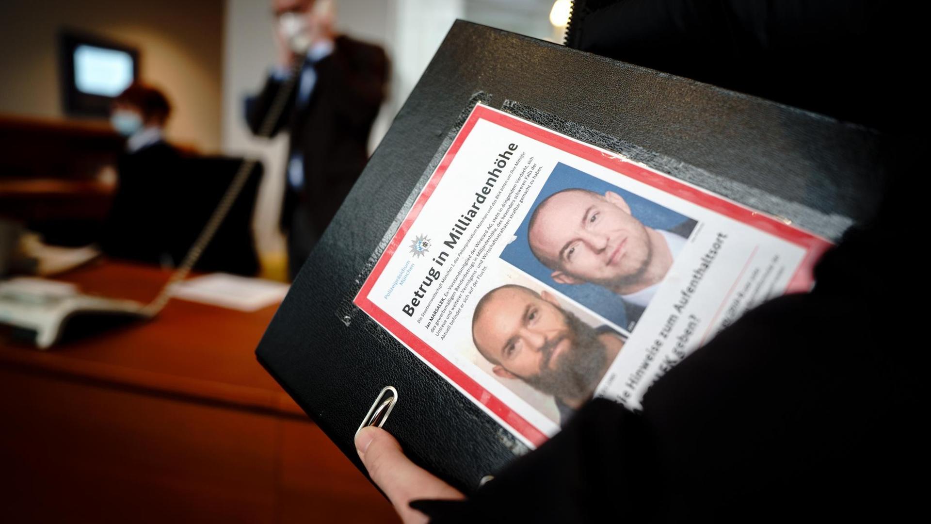 Gesucht: Jan Marsalek ist noch immer untergetaucht, der Abgeordnete Fabio de Masi hat das Fahndungsfoto zum Untersuchungsausschuss mitgebracht. Gesucht: Jan Marsalek ist noch immer untergetaucht, der Abgeordnete Fabio de Masi hat das Fahndungsfoto zum Untersuchungsausschuss mitgebracht.