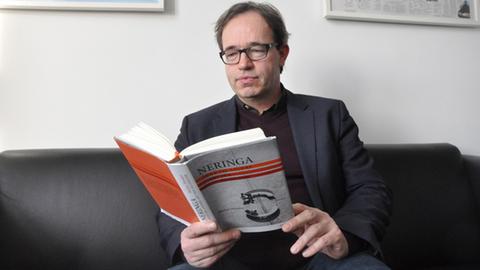 Der Schriftsteller Stefan Moster mit seinem Buch "Neringa: oder Die andere Art der Heimkehr"
