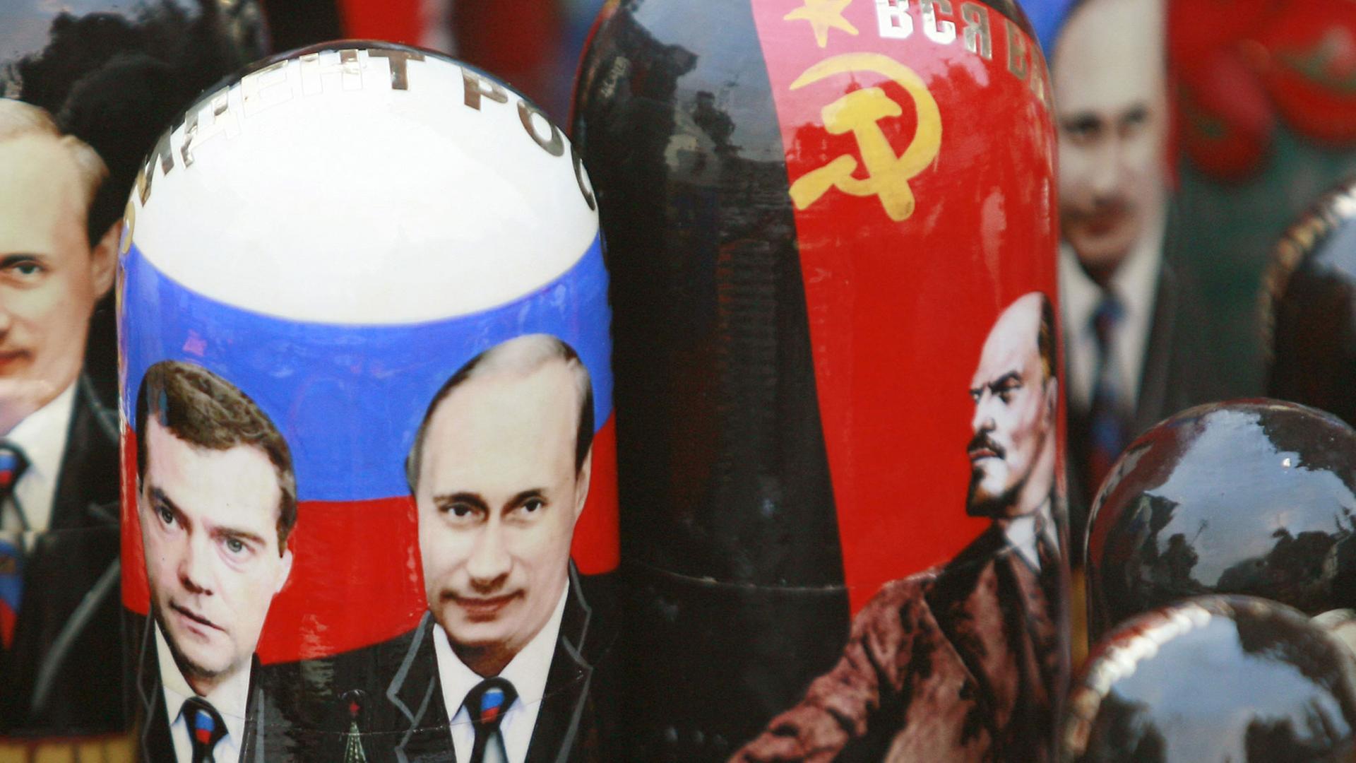 Matroschkapuppen in einem russischen Souvenirladen mit den Porträts von Präsident Wladimir Putin und Ministerpräsident Dimitri Medwedew. Matroschkapuppen in einem russischen Souvenirladen mit den Porträts von Präsident Wladimir Putin und Ministerpräsident Dimitri Medwedew.