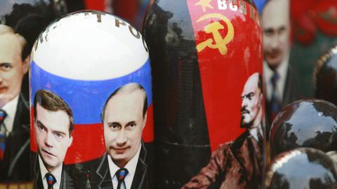 Matroschkapuppen in einem russischen Souvenirladen mit den Porträts von Präsident Wladimir Putin und Ministerpräsident Dimitri Medwedew.