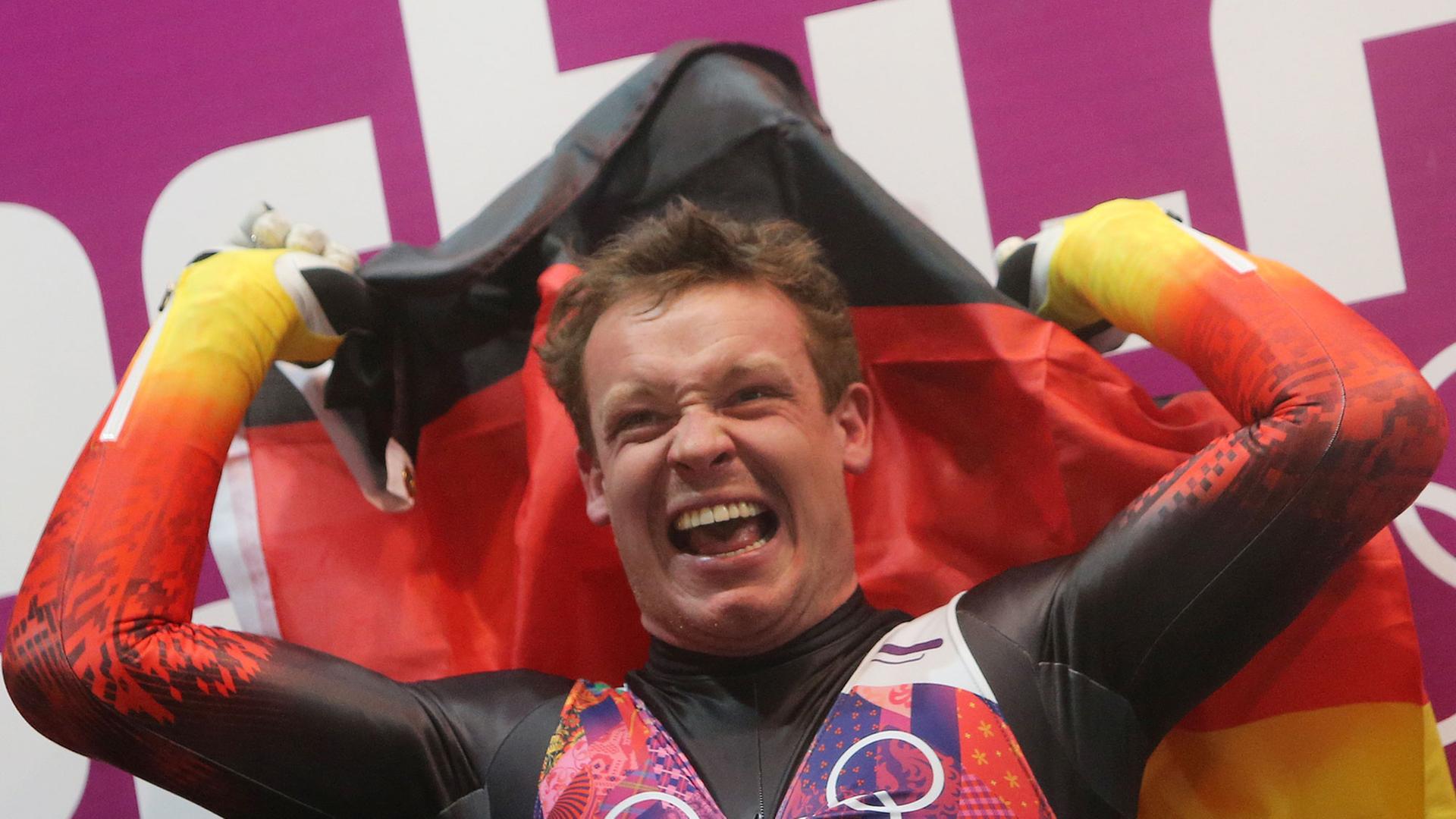 Felix Loch bejubelt sein zweites Olympia-Gold in Sotschi.