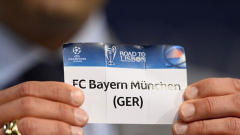 Bayern München steht auf einem Auslosungszettel.