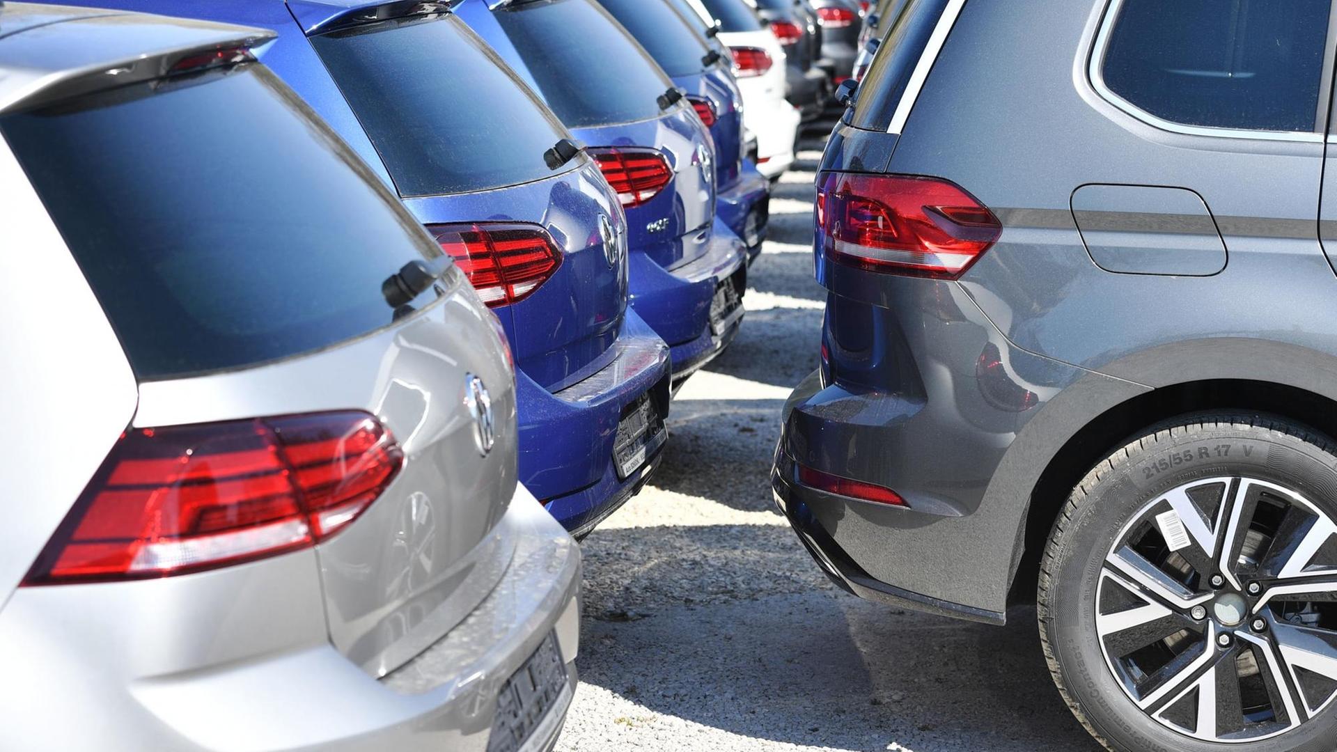 Volkswagen-Autos stehen auf Halde und warten auf Abnehmer. Wegen der Coronakrise bricht der Autoabsatz weltweit ein. Volkswagen-Autos stehen auf Halde und warten auf Abnehmer. Wegen der Coronakrise bricht der Autoabsatz weltweit ein.