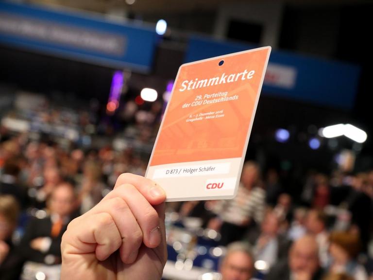 Die Delegierten des CDU-Parteitags haben sich mit großer Mehrheit für den Leitantrag der CDU-Spitze ausgesprochen.