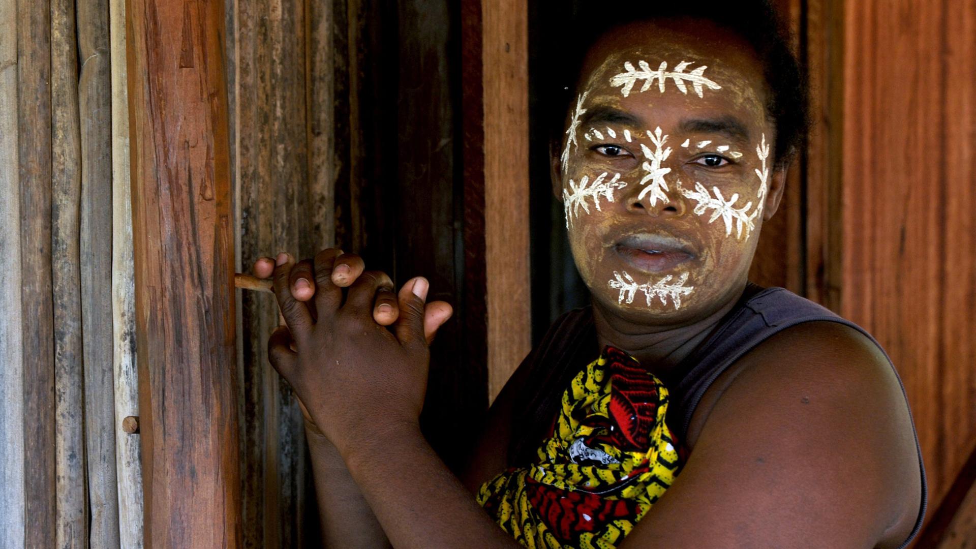 Eine Madagassin mit traditioneller Gesichtsbemalung Eine Madagassin mit traditioneller Gesichtsbemalung